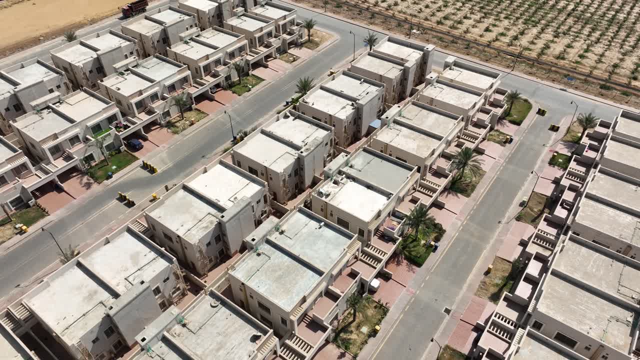 ciudad de bahria, karachi, pakistán: rama de palmera y comunidad de villas del recinto 31 en un fondo borroso, ciudad de bahria, karachi