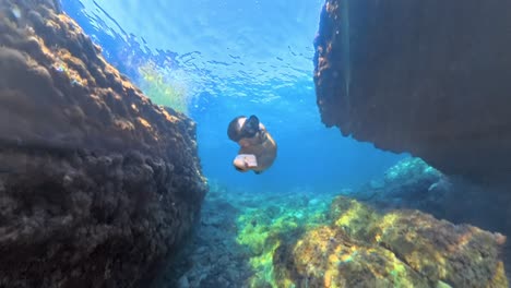 buceo libre entre rocas y agujeros en el mar