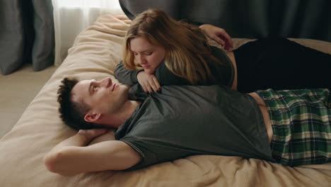 pareja relajándose en la cama