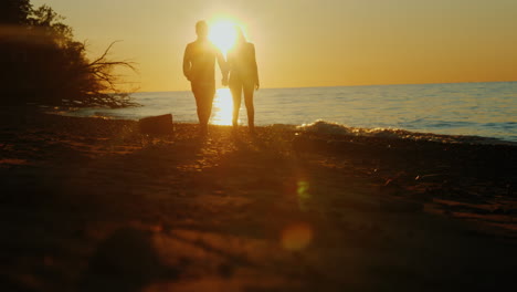 Romantischer-Strandspaziergang-Bei-Sonnenuntergang