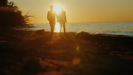 caminhada romântica na praia ao pôr do sol