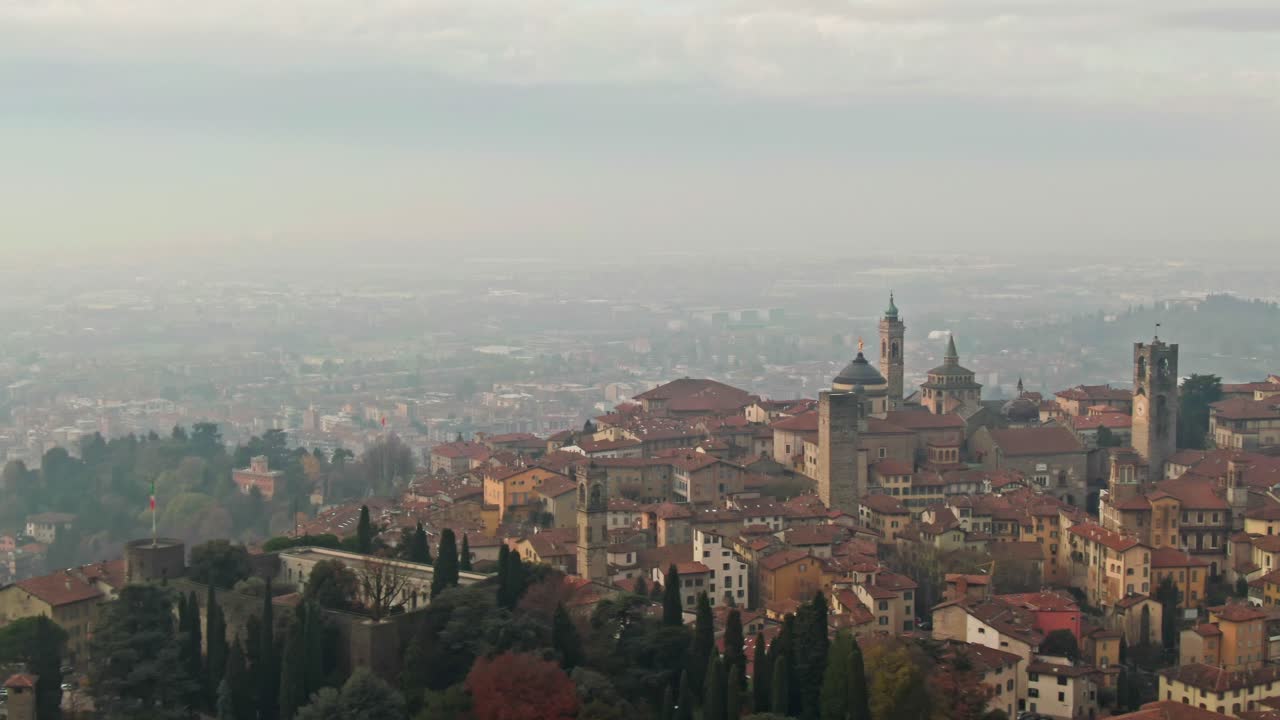 el drone captura la impresionante belleza de citta alta y la ciudad de bérgamo.