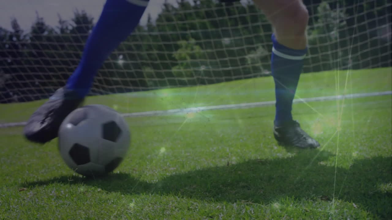 Animation af forbindelsesnetværk over en kaukasisk mandlig fodboldspiller, der løber med bolden på banen.