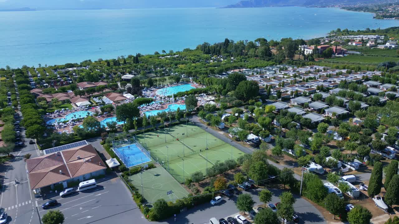 놀라운 파란 물 해안선, 럭셔리 주택 및 이탈리아의 가르다 호수 캠핑