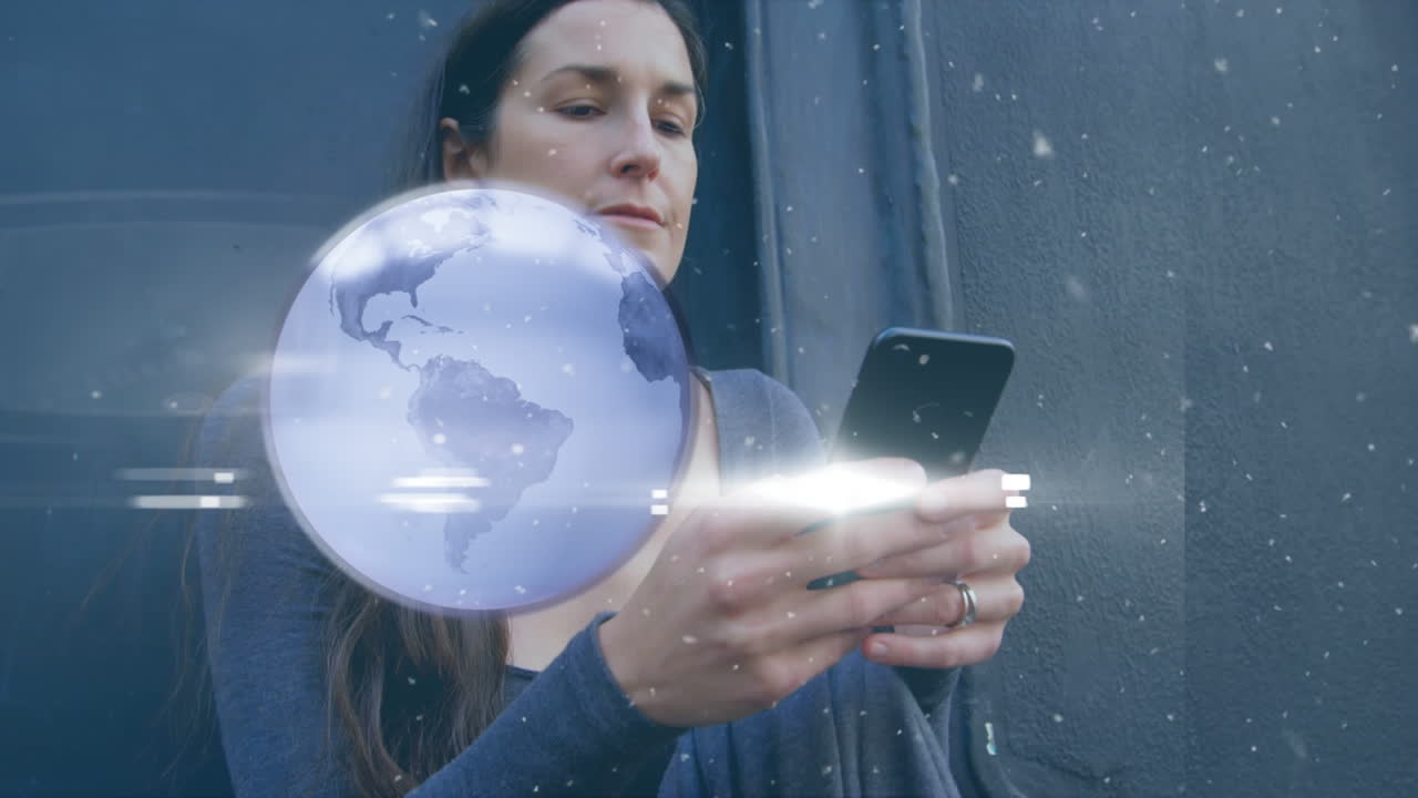 animación del globo y las luces sobre una mujer caucásica sonriente usando un teléfono inteligente