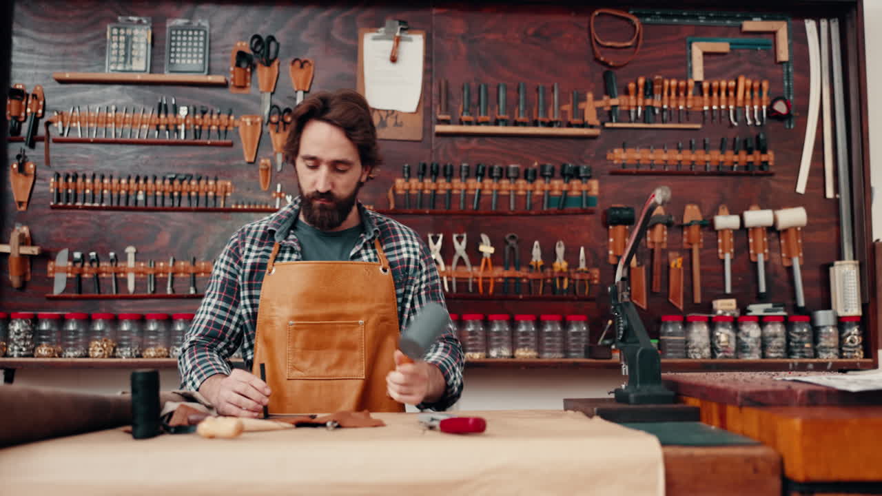 trabajo de cuero, hombre en taller con herramientas