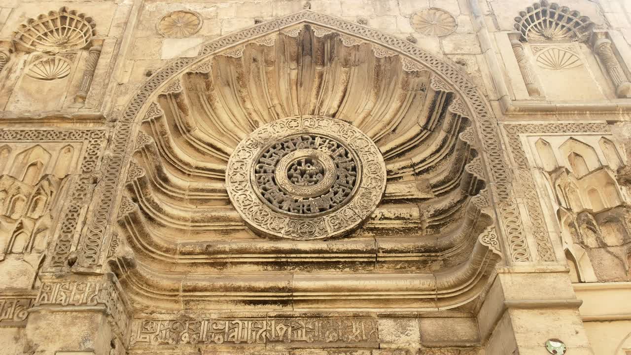 zoom en la foto de la fachada de la mezquita al-akmar en el cairo, egipto