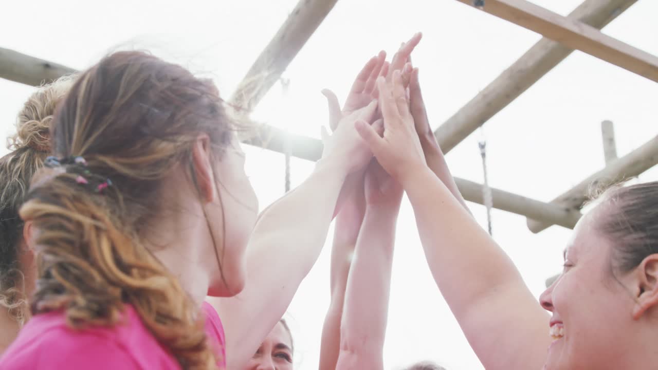 amigas disfrutando de hacer ejercicio en el campamento de entrenamiento juntas