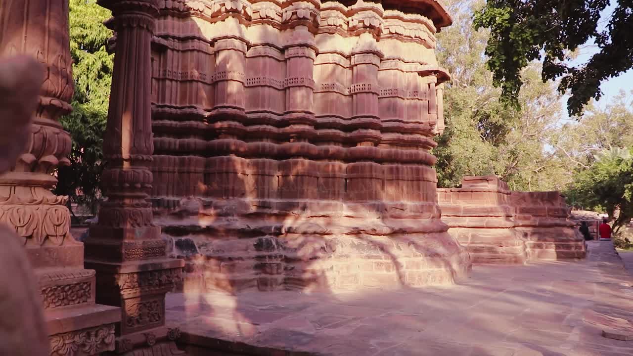arquitectura del antiguo templo hindú de piedra roja desde un ángulo único en el día