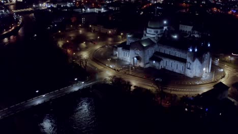 Kathedrale-Von-Galway-Und-Lichter-Der-Stadt-Bei-Nacht