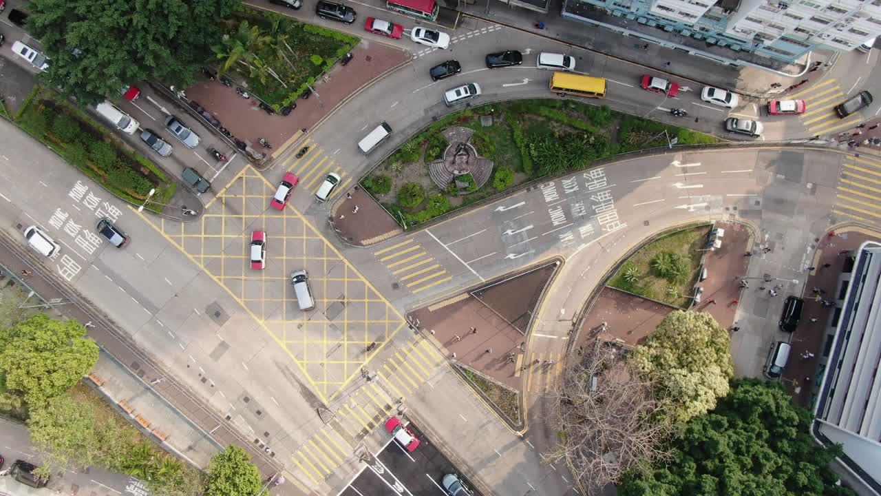tráfico de la ciudad durante el día de hong kong, vista aérea de arriba hacia abajo