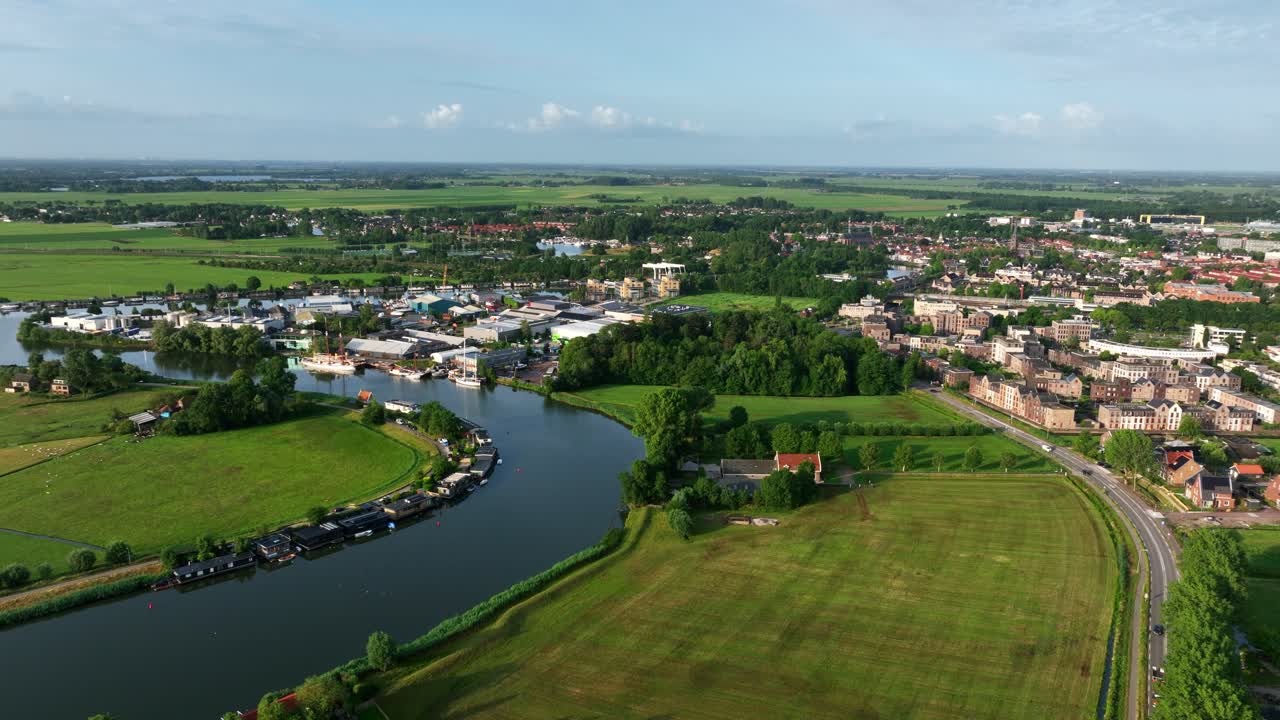 운하 와  을 가진 네덜란드 마을 의 공중 사진