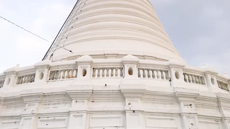 pagoda and buddha statues at prayurawongsawat temple