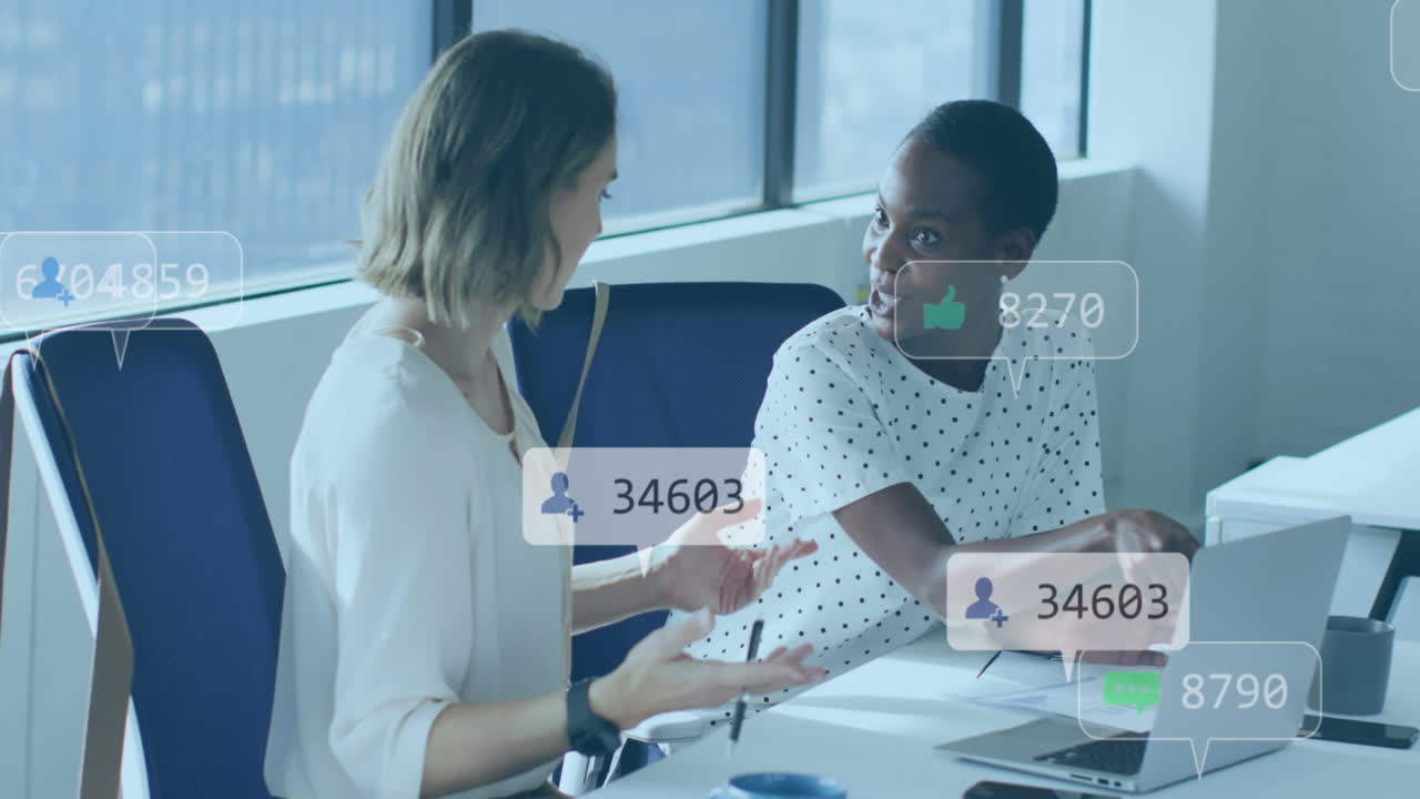 dos colegas discuten su trabajo en una computadora portátil