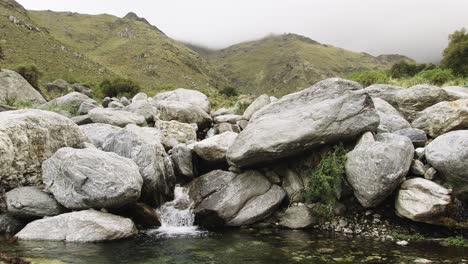 Estanque-Y-Cascada-En-Las-Montañas-En-Un-Día-Nublado