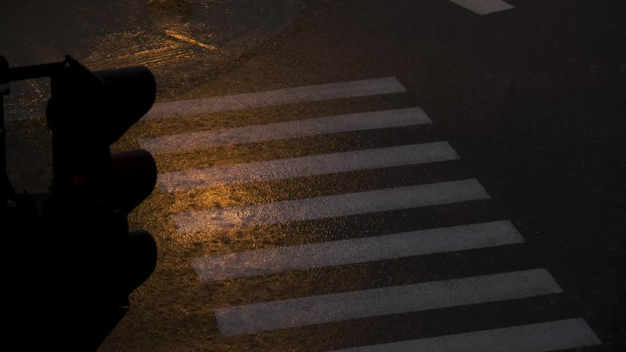 пешеходный перекресток под проливным дождем в летнюю дождливую ночь