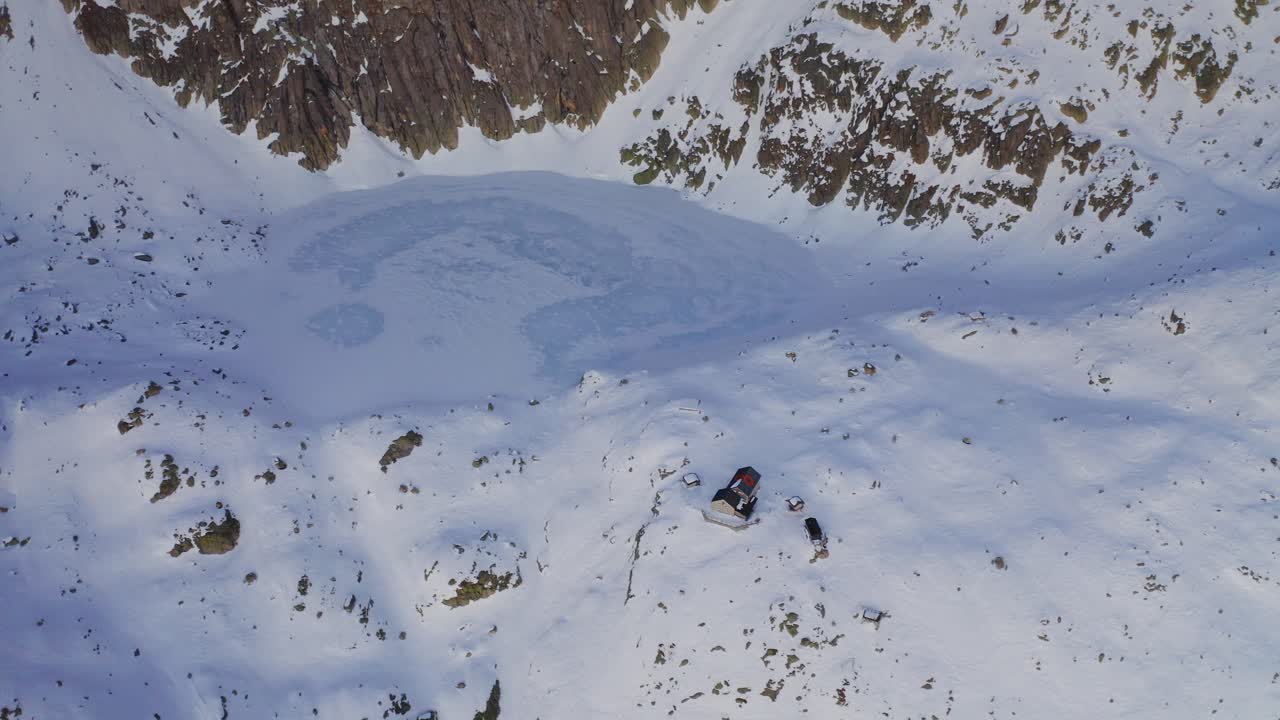 얼어붙은 호수에서 시마다스타 정상까지 기울어져