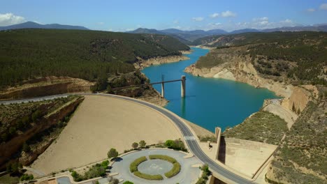 vista de avión no tripulado de la presa con el depósito de cierre de la carretera