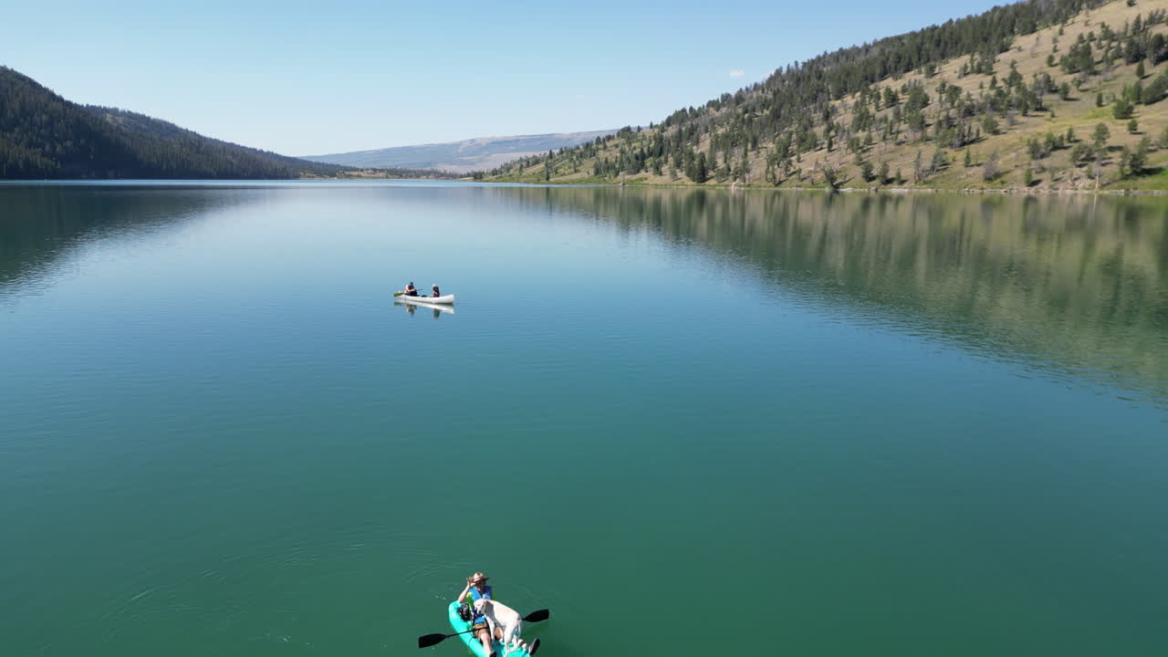 vuelo de drones sobre lagos de río verde en wyoming con kayakistas en el agua