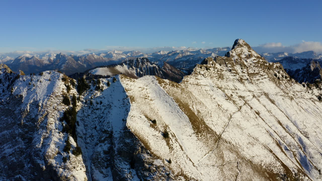 pico nevado de la montaña durante el comienzo del invierno en cabo au moine, montaña de los prealpes suizos en vaud suiza - retroceso aéreo