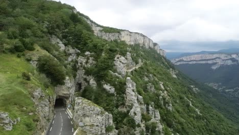 Drohnenaufnahme-Einer-Berglandschaft-In-Frankreich