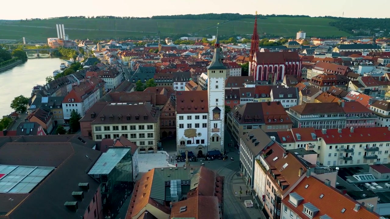 Video aereo con drone 4K del Ponte sul fiume Meno, della Torre dell'orologio del Municipio e della Cappella di Santa Maria nel centro di Würzburg, Germania