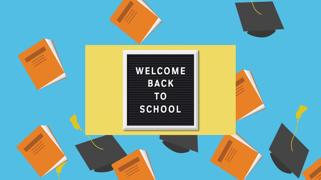 졸업 모자 와 책 아이콘 이 푸른 배경 에 나무 슬레이트 에 있는 학교 텍스트 에 다시 떨어지는