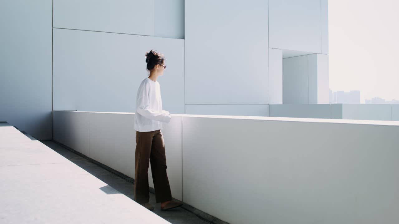 현대적인 발코니에서 고 있는 여자