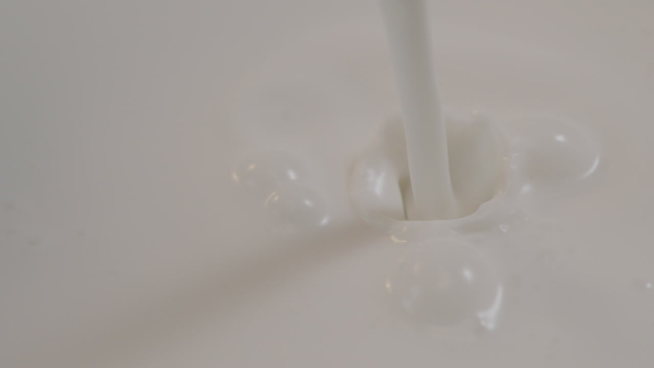 우유에 부어지는 우유