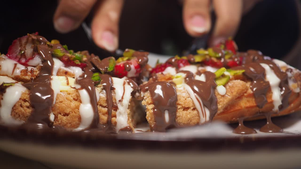 Waffle con cioccolato, fragole e pistacchi