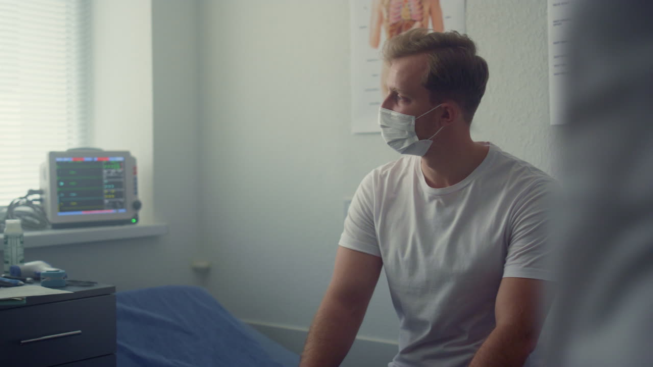 백신 접종을 기다리는 환자, 클리닉에 앉아 백신을 준비하는 의사