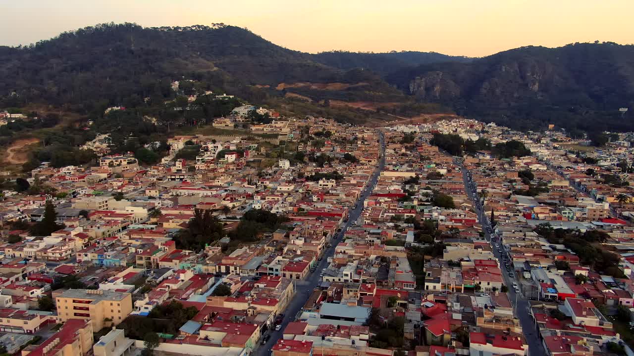 vista aérea de la ciudad de ciudad guzman con las pen como parque ecológico al fondo al atardecer en jalisco, méxico