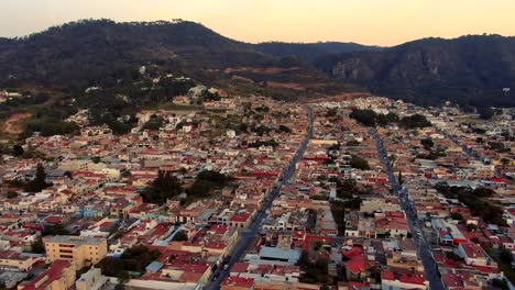 Vista-Aérea-De-La-Ciudad-De-Ciudadela-Guzmán-Con-El-Parque-Ecológico-Las-Peñas-En-Jalisco,-México