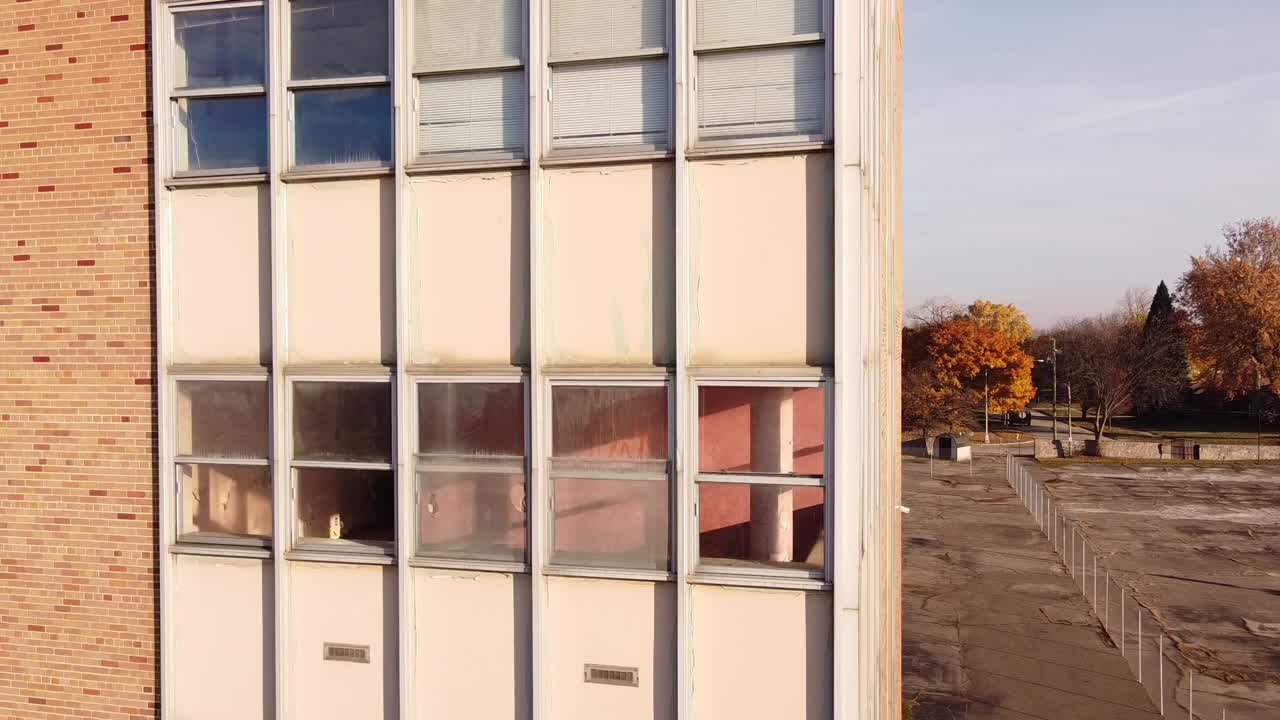 parte lateral dañada y abandonada del hospital osteopático riverside en trenton michigan, ee.uu. - retroceso aéreo de drones