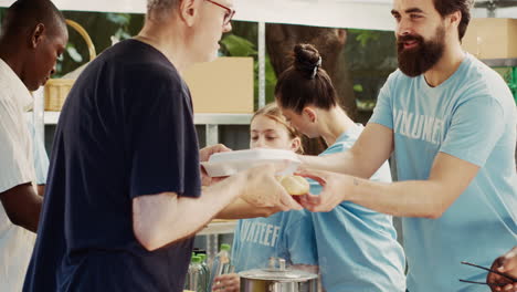 Voluntarios-Amigables-En-Un-Evento-De-Recolección-De-Alimentos.