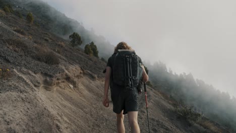Senderismo---Excursionista-Con-Bastones-Caminando-Por-Las-Empinadas-Laderas-Del-Volcán-Acatenango-En-Guatemala