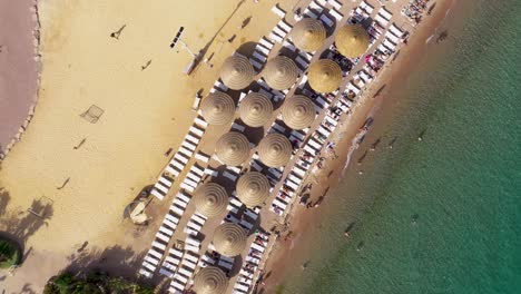 Vista-Aérea-De-Personas-Tomando-El-Sol-En-Tumbonas-Y-Nadando-En-Una-Playa-En-El-Mar-Rojo-En-La-Ciudad-De-Eilat,-Sur-De-Israel