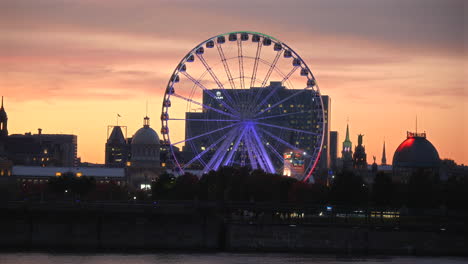 cerca de la rueda de ferris el viejo puerto de montreal en una hermosa puesta de sol