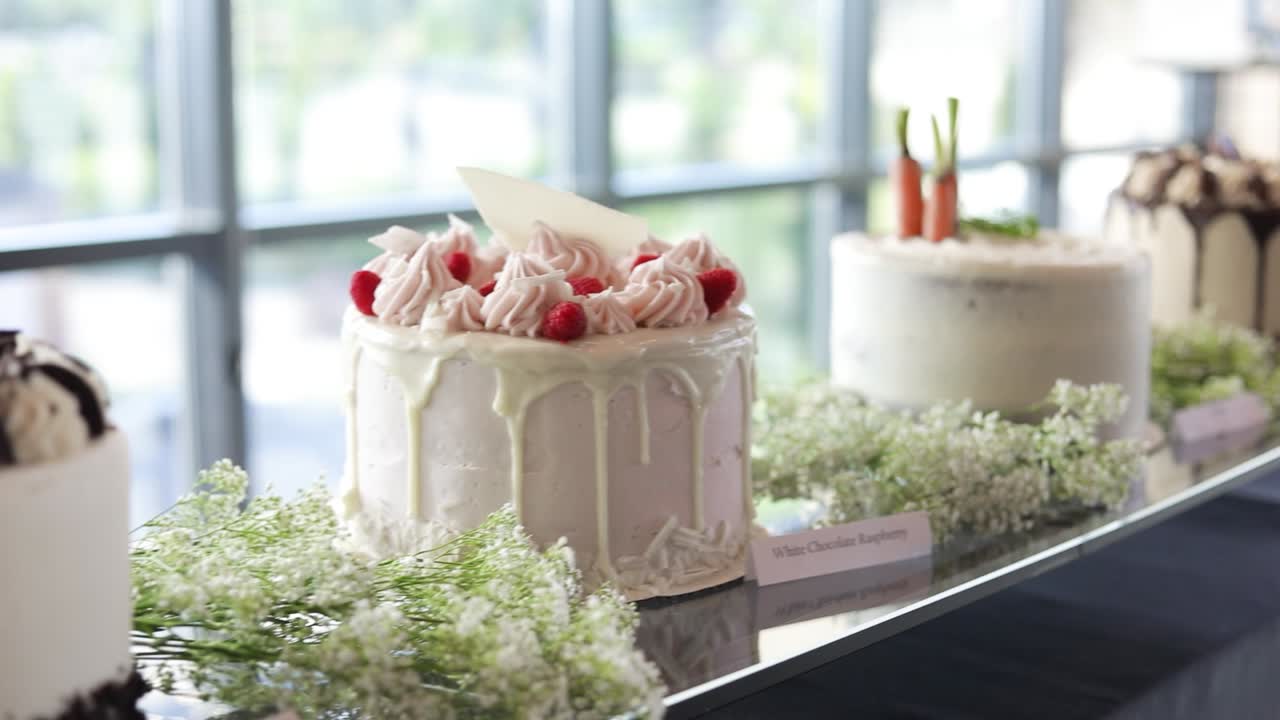 豪華な屋内結婚式で、4種類のケーキを捉えたパンニングショット