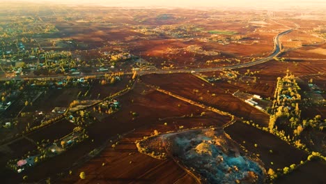 puesta de sol en una aldea rural de áfrica