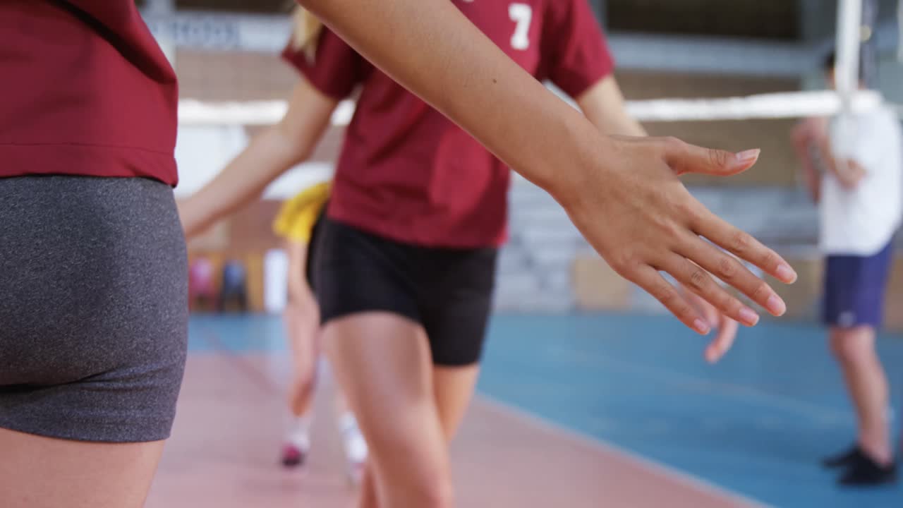 jugadoras abrazándose después de la victoria 4k