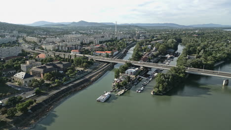 Budapests-Herzschlag:-Der-Puls-Der-Arpad-Brücke-Und-Der-Donau