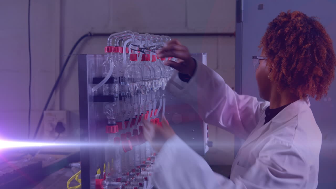 animación de luz brillante sobre un hombre afroamericano que trabaja en una fábrica