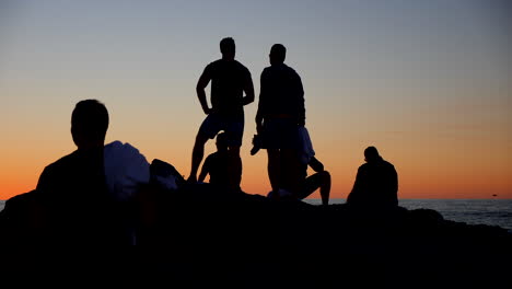 Puesta-De-Sol-Cinematográfica-En-La-Playa-Con-Gente