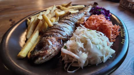 cerca de la trucha con papas fritas y ensaladas mezcladas