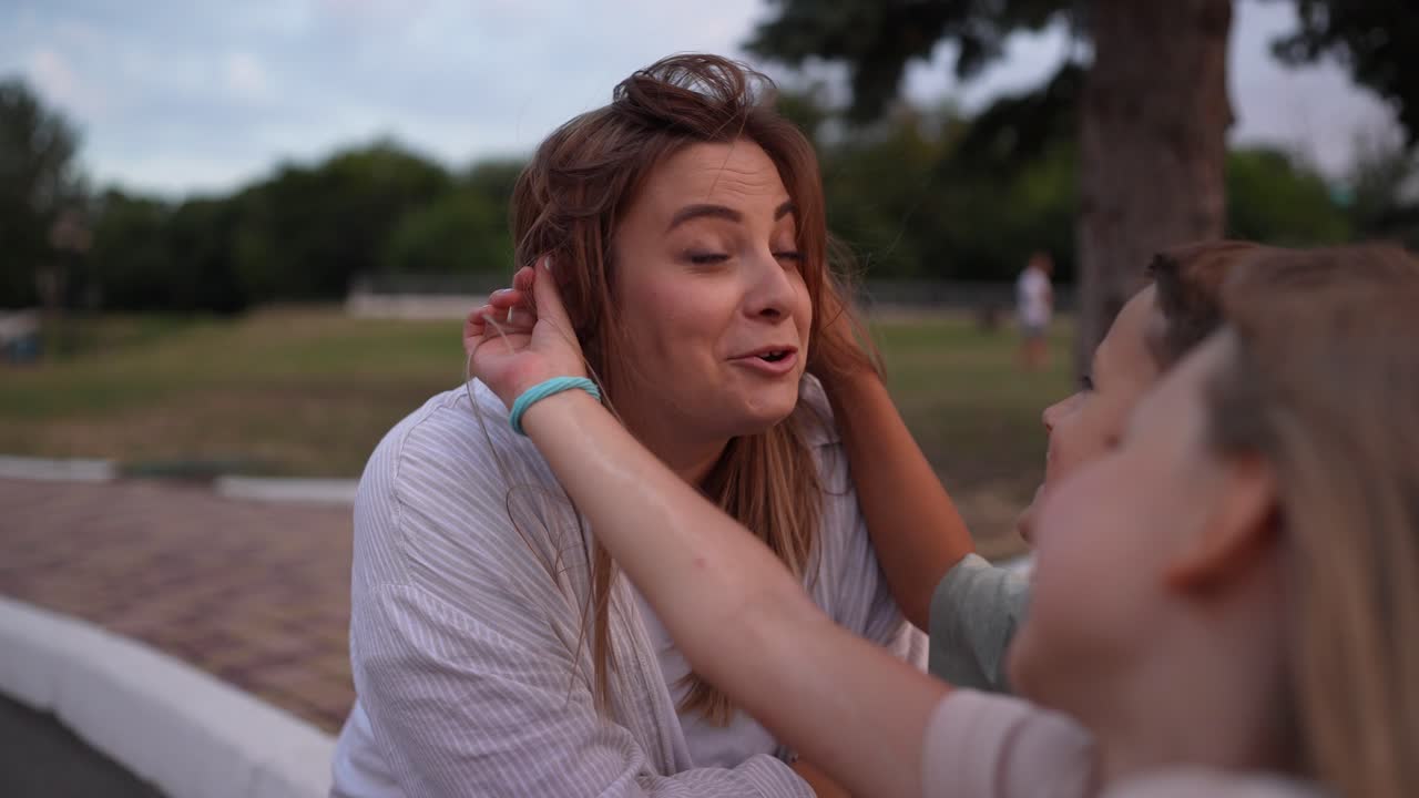madre e hijos en un parque