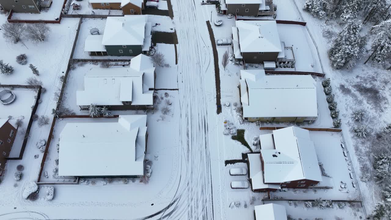 vista aérea de una calle residencial cubierta por una capa de nieve fresca