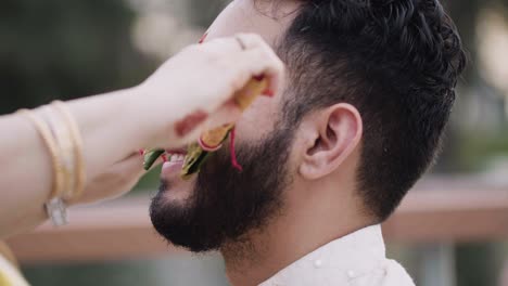 Novio-Indio-Durante-La-Ceremonia-Haldi-Para-Su-Semana-De-Boda-India