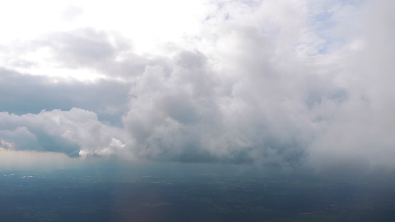 폭풍우와 어두운 구름 속에서 비행 4k 느린 동작 60fps