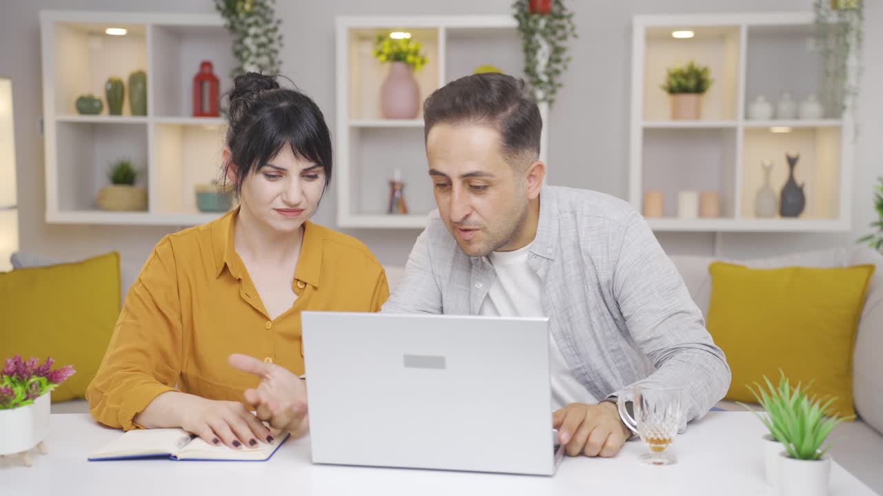 la pareja que no puede usar la aplicación en la computadora portátil.